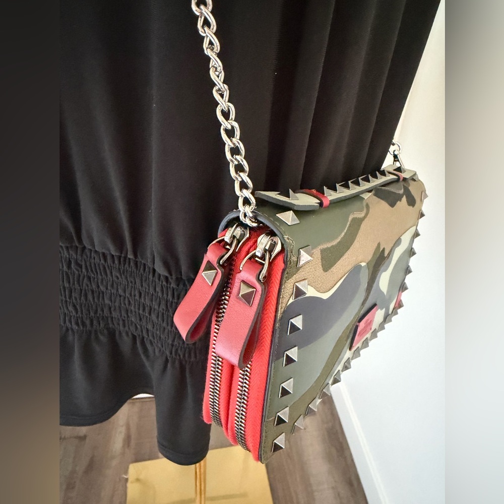 🌟🌟SOLD🌟🌟EUC Valentino Nappa Canvas Camouflage Rockstud Organizer Wallet - Picture 12 of 12